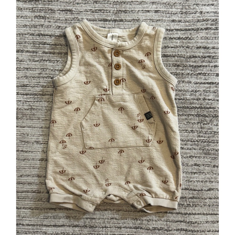 Modern Moments by Gerber Baby Romper 3-6M Beige Umbrella Print‎ Henley